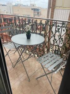 una mesa blanca y una silla en el balcón en Amplio apartamento en Crevillente en Crevillente