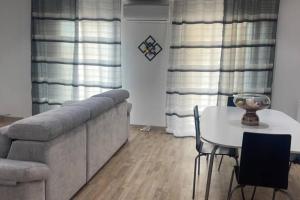 uma sala de estar com um sofá e uma mesa em Amplio apartamento en Crevillente em Crevillente