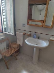La salle de bains est pourvue d'un lavabo, d'une chaise et d'un miroir. dans l'établissement Casa Vacanze Le Vigne, à Rionero Sannitico