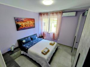 una camera con letto e finestra di Villa Paoletti, appartamento confortevole nel cuore di Gradara a Gradara