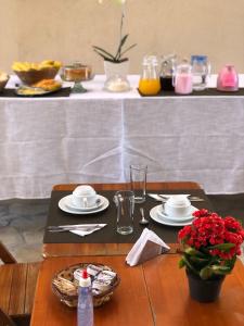 a table with two plates of food and a table with a table at Pousada Antares de Paraty in Paraty