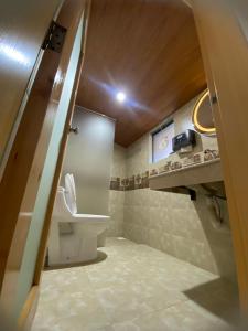 uma casa de banho com um WC e um lavatório em APEX Le Yurt Skardu em Skardu