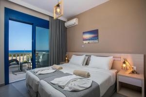 Postel nebo postele na pokoji v ubytování RITA MARE seafront villas heated Pools + 37 fotografií