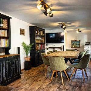 a dining room with a table and chairs at Casa Rosca in Sighişoara