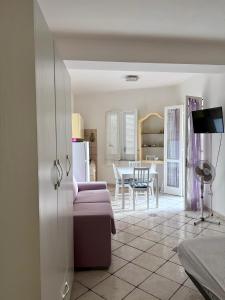 聖塔·馬里亞·迪·卡斯特的住宿－CastellabateCoast，客厅配有沙发和桌子