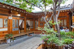 Dongmyo Hanok Sihwadang - Private Korean Style House in the City Center with a Beautiful Garden