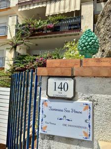 una señal frente a un edificio con una casa en Taormina Sea house, en SantʼAlessio Siculo