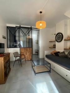 Un dormitorio con una cama, un escritorio y una mesa. en Bienvenue à la réderie d’Amiens, en Amiens