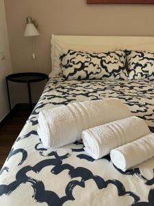 łóżko z dwoma białymi poduszkami na górze w obiekcie Il Tramonto w mieście Giba