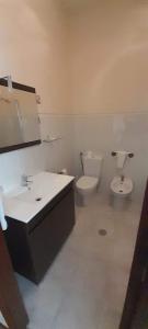 uma casa de banho com um lavatório e um WC. em My Portugal em Vidago