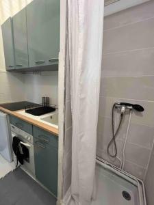 W łazience znajduje się prysznic, umywalka i blat. w obiekcie Atypical and friendly home - Les Olympiades - 13th w Paryżu