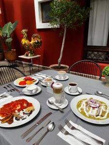 une table avec des assiettes de nourriture au-dessus dans l'établissement Posada Real de Chiapas, à San Cristóbal de Las Casas