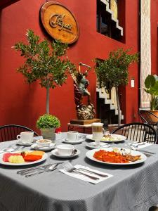 une table avec des assiettes de nourriture dans l'établissement Posada Real de Chiapas, à San Cristóbal de Las Casas