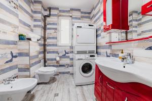 uma casa de banho com uma máquina de lavar roupa e uma máquina de lavar roupa. em Noua Oasis BNB with PARKING em Brasov