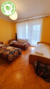 Tempat tidur dalam kamar di Dom w Zielonej Dolinie