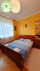 een slaapkamer met een bed met een blauw dekbed bij Dom w Zielonej Dolinie in Dwikozy