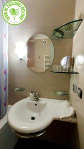 uma casa de banho com um lavatório branco e um espelho. em Dom w Zielonej Dolinie em Dwikozy