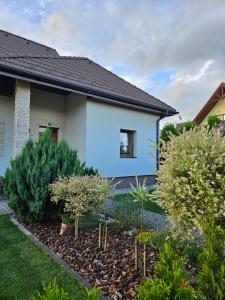 a house with a yard with trees and bushes at Ubytovanie na súkromí in Veľká Lomnica