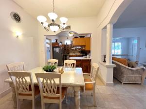 uma sala de jantar e cozinha com mesa e cadeiras em ZenBreak Graceville BeachHouse em Saint James