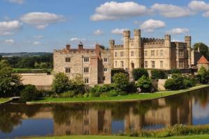 a castle with a lake in front of it at Suburban 2-bed, entire home, free parking, Maidstone, Kent UK in Boxley
