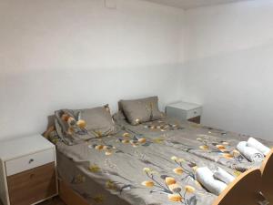 - une chambre avec un lit fleuri dans l'établissement Petar Apartment, à Mavrovo