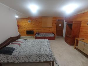 1 dormitorio con cama y sofá en Ayre Sureño en Río Gallegos