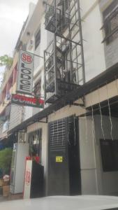 ein Gebäude mit einem Schild an der Seite in der Unterkunft SB LODGE TAGUIG in Manila + 5 Fotos