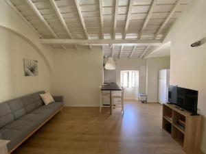 a living room with a couch and a table at Casa do Contreyras in Évora