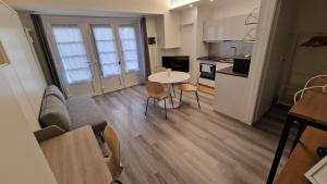 kuchnia i salon ze stołem i krzesłami w obiekcie Cozy apartment Milano Affori M3 w Mediolanie