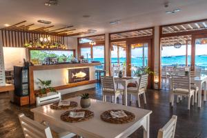 Restaurace v ubytování Blu Galapagos Sustainable Waterfront Lodge