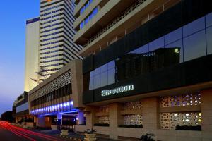 un edificio con un negozio con molte bottiglie di vino di Sheraton Cairo Hotel & Casino a Il Cairo