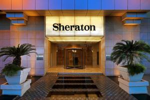 un bâtiment avec un panneau indiquant sheraton dans l'établissement Sheraton Cairo Hotel & Casino, au Caire