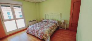um quarto com uma cama e uma grande janela em Apartamento para 6 personas con garaje a 10 minutos de Valladolid em Valladolid