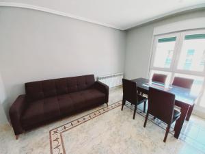 a living room with a couch and a table at Apartamento para 6 personas con garaje a 10 minutos de Valladolid in Valladolid