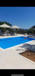 duży basen z leżakami i parasolami w obiekcie Villa Evàlia - Private Villa With Pool -Malakonda ,Eretria ,Greece w Erétrii