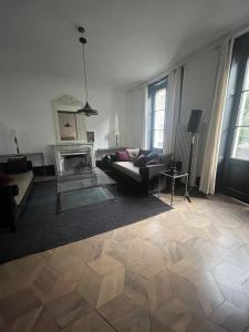 - un salon avec un canapé et une cheminée dans l'établissement Appartement Eaux Vives The Happy Place Lake Side, à Genève