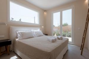 Katil atau katil-katil dalam bilik di Mikri Santa Maria Beachvilla Pool Paros