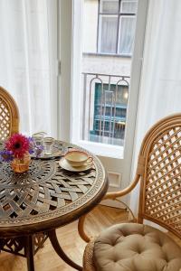 une table et des chaises dans une pièce avec une fenêtre dans l'établissement Asbóth 221 COZY CENTER APARTMENT, à Budapest