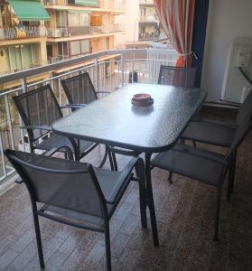 uma mesa com cadeiras e uma tigela em cima de uma varanda em Apartament LA SAL em Pineda de Mar