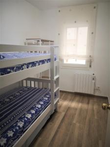 Un pat suprapus sau paturi suprapuse la Apartament LA SAL