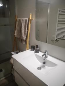 y baño con lavabo blanco y espejo. en Apartament LA SAL en Pineda de Mar