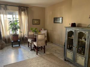 uma sala de estar com uma mesa e uma sala de jantar em Comfy place em Amã