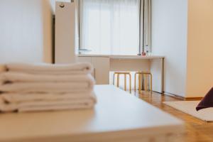 una pila de toallas sentadas en una mesa en una habitación en Camelia's cozy place en Baia Mare