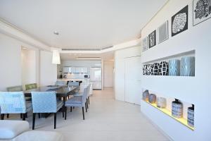 Dapur atau dapur kecil di Luxurious Beach Front 1BR by HolyGuest