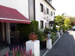 a building with a bunch of flowers in front of it at Pension Hubertus in Oberraden