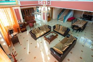 ミティカスにあるREALE - Luxury Villaのソファ付きのリビングルームのオーバーヘッドビュー