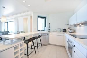 Dapur atau dapur kecil di Luxurious Beach Front 1BR by HolyGuest