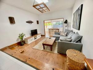 - un salon avec un canapé et une table dans l'établissement Oasis en Lanzarote, à Costa Teguise