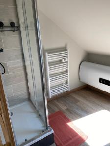 Cette petite chambre dispose d'une douche. dans l'établissement Maison*8 pers*Proche Centre-Ville*Parking, à Amiens