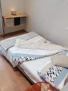 2 Betten in einem Zimmer mit einem TV auf dem Tisch in der Unterkunft APPART Standing BRANLY in Boulogne-sur-Mer